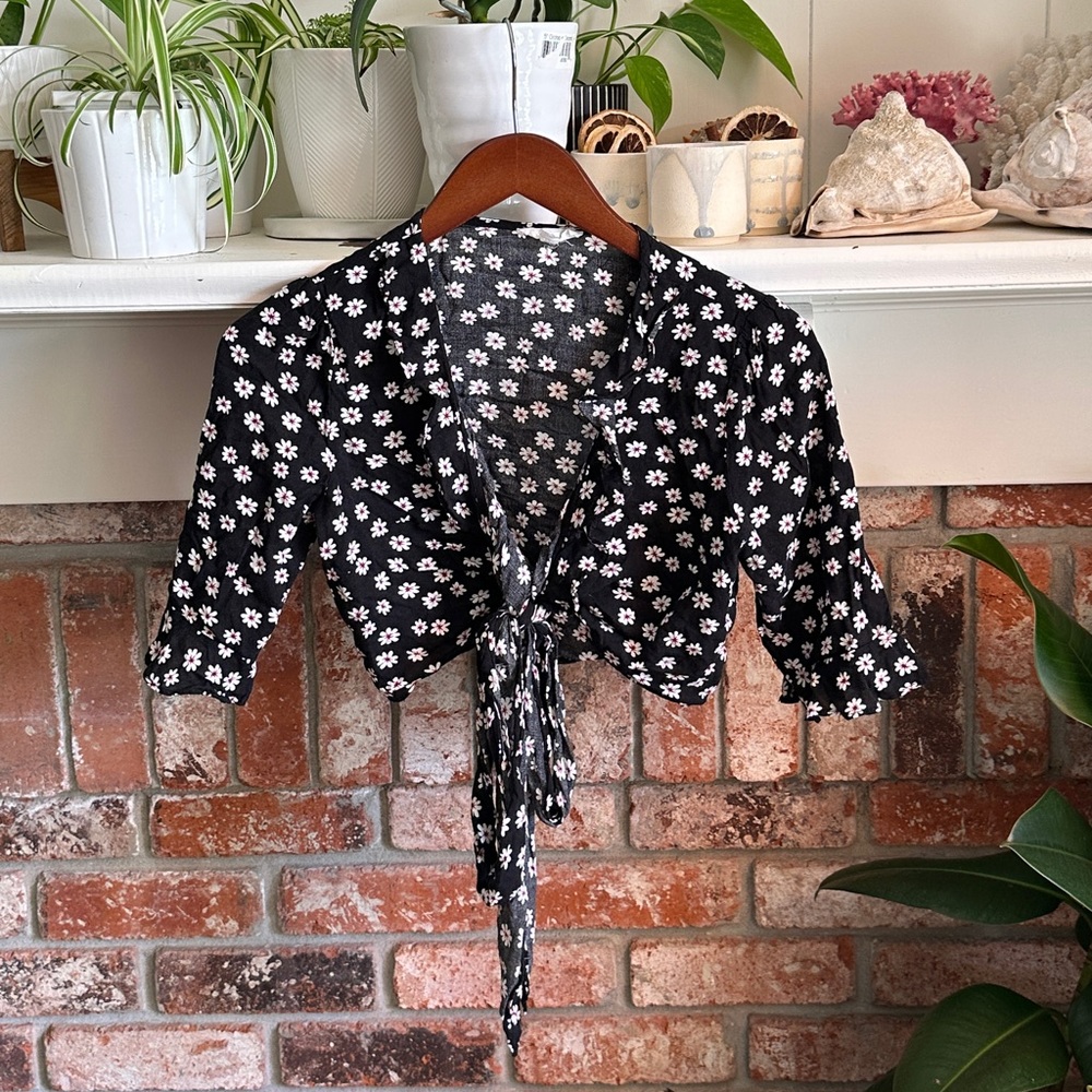 Cropped Half-sleeve wrap shirt with ruffle details. Very cute flower print!